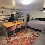 Stunning Phoenix Studio: Stylish Oasis In A Prime Location