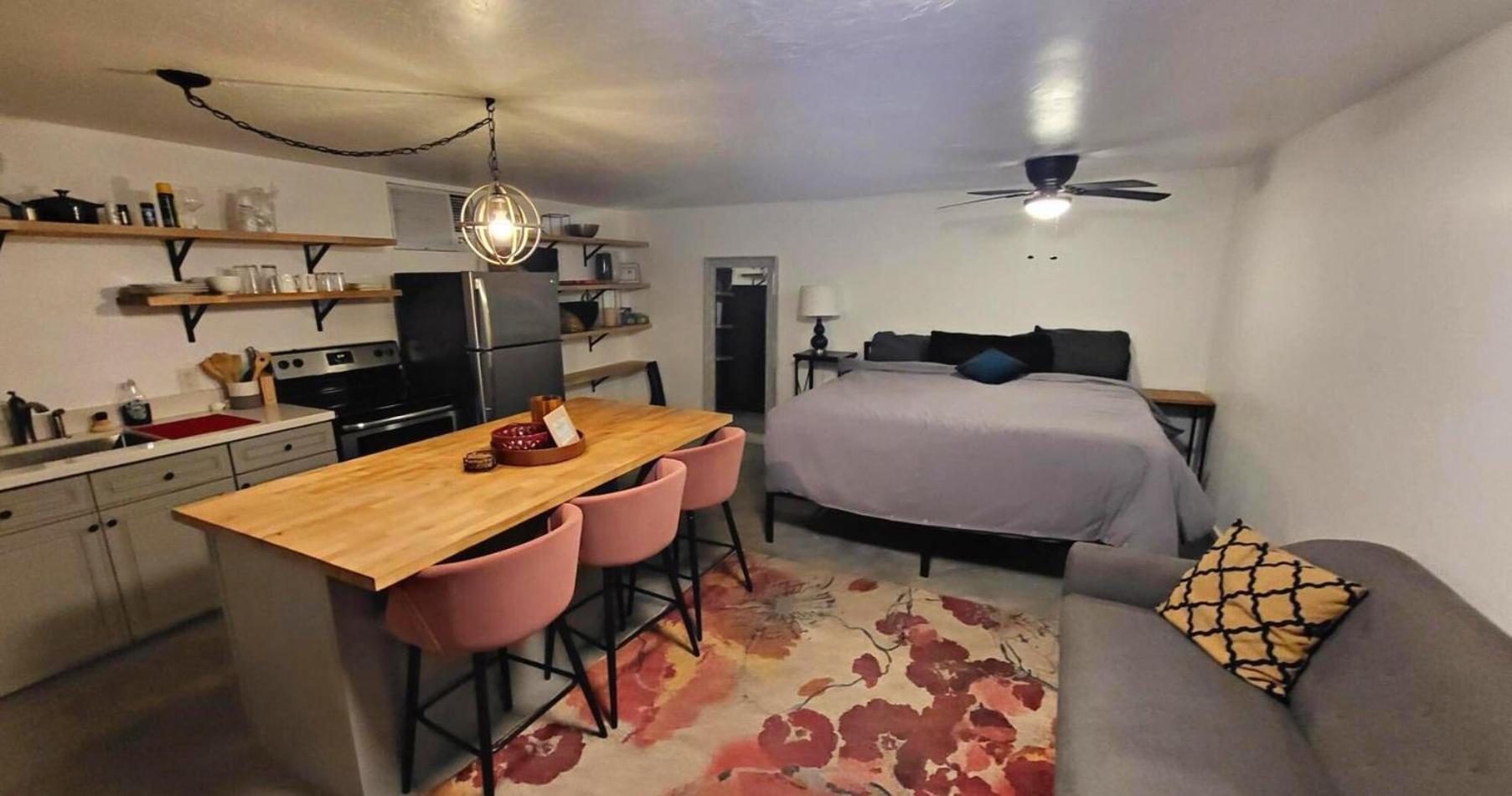Stunning Studio: Stylish Oasis In A Prime Location Apartment *