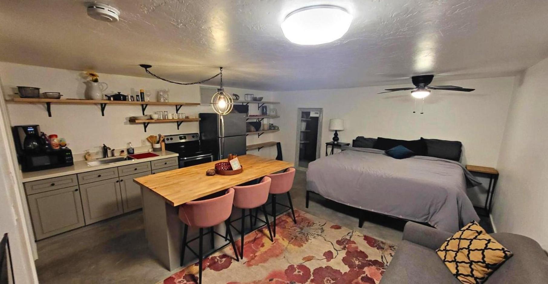 Stunning Studio: Stylish Oasis In A Prime Location